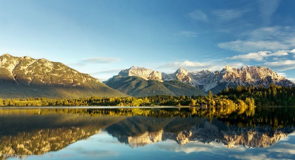 远山 峦山 湖水 蓝天 连绵起伏 倒影 绿山 自然风景 自然景观 摄影