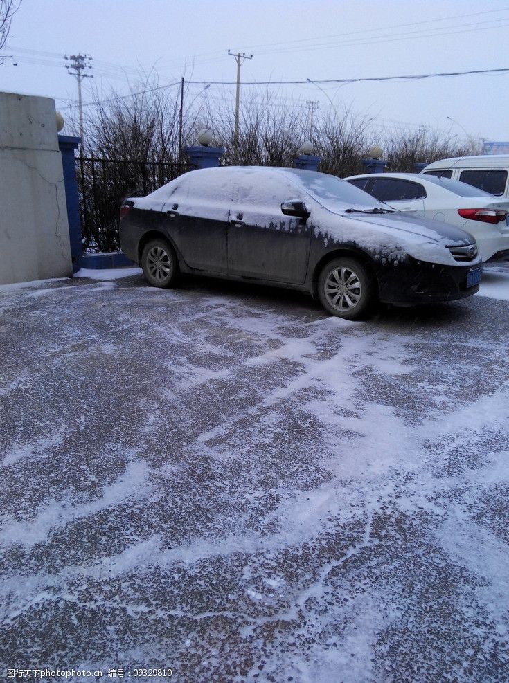 关键词:冬天的景色 冬季 寒冷 下雪了 地上是雪 汽车上也是雪 生活