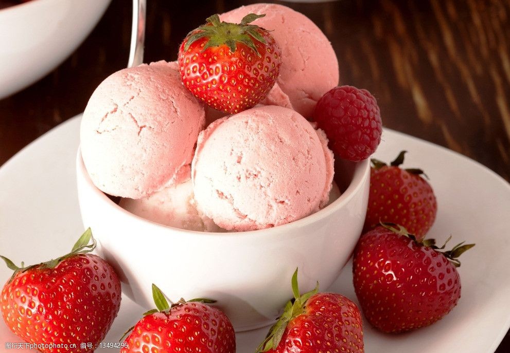 词:奶油冰淇淋 草莓 奶油 冰淇淋球 甜品 爽口 诱人 甜美 其它美食