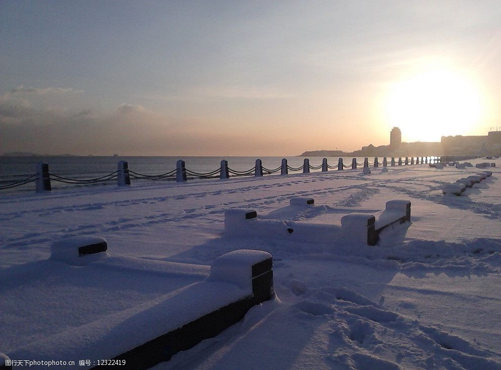 关键词:烟台滨海广场 雪 烟台 海边 日出 光晕 石凳 脚印 蓝天 积雪