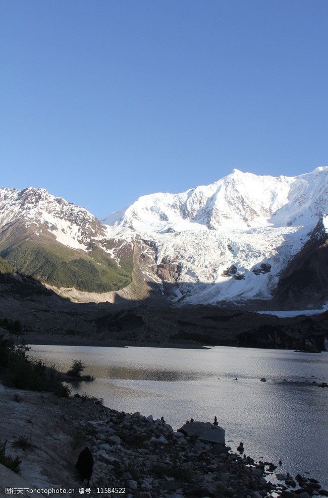 关键词:西藏风景 西藏 天空 蓝天 石头 山 山峰 山峦 雪山 湖泊 湖面