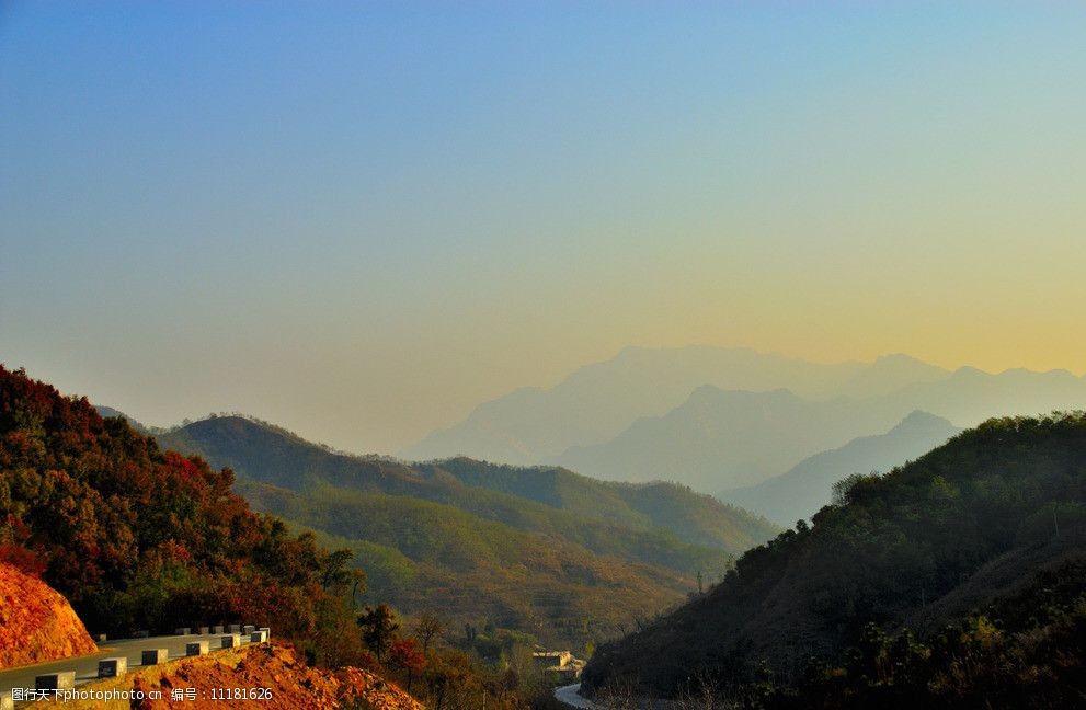 秋日山峦起伏图片