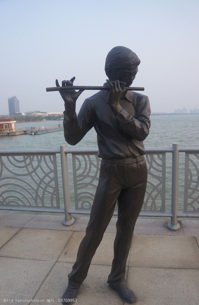 吹笛子雕塑