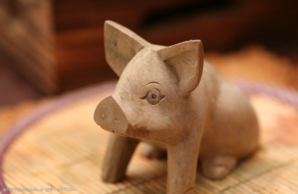 手工雕刻木头小猪图片