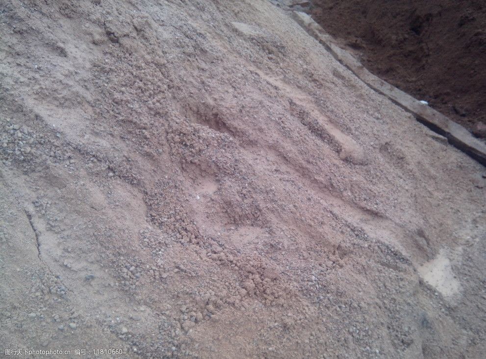 大雨过后的石粉砂图片