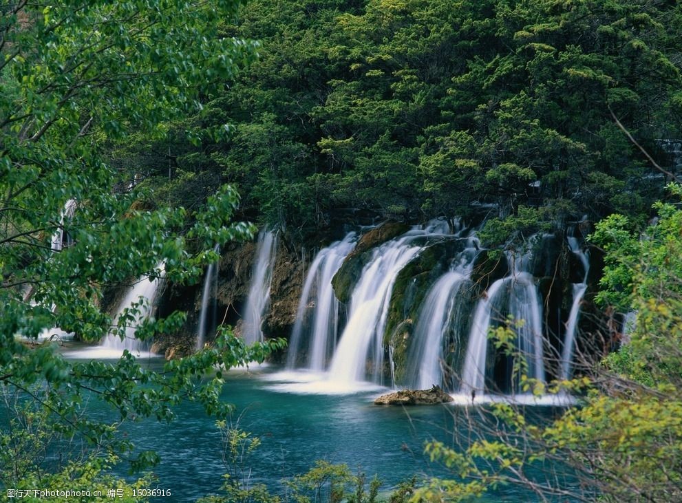 关键词:山环绕水 山水 瀑布 绿色 树木 初夏 风景 人文风景 山水风景