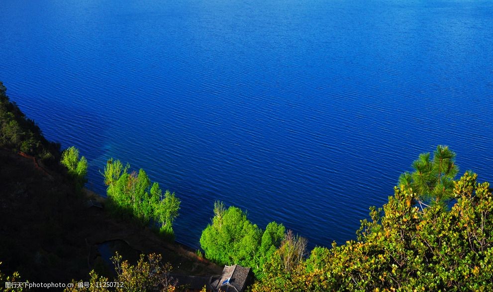 关键词:美丽风景照片 简洁 大气 风景 蓝色 湖水 翠绿色树 阳光 旅行