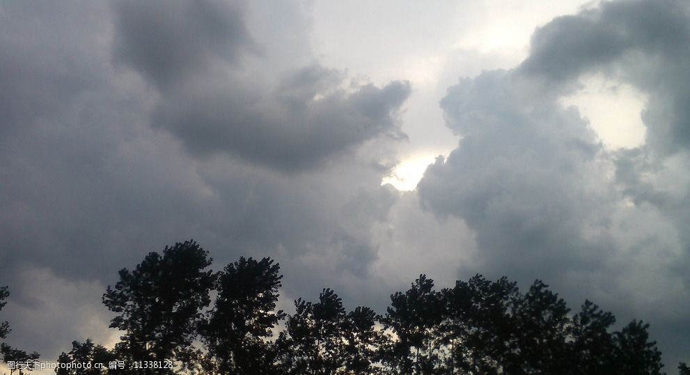 关键词:乌云 下雨前 天空托着乌云 下雨 天空 自然风景 自然景观 摄影