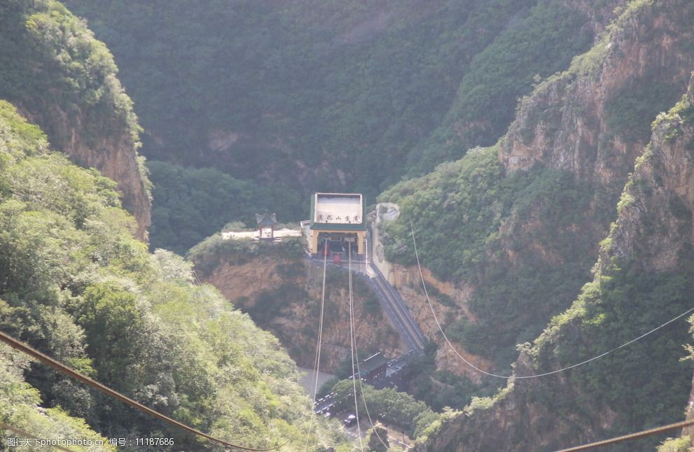 关键词:山坳中的索道 山坳 山谷 山峰 山脉 缆车 索道 旅游区 旅游