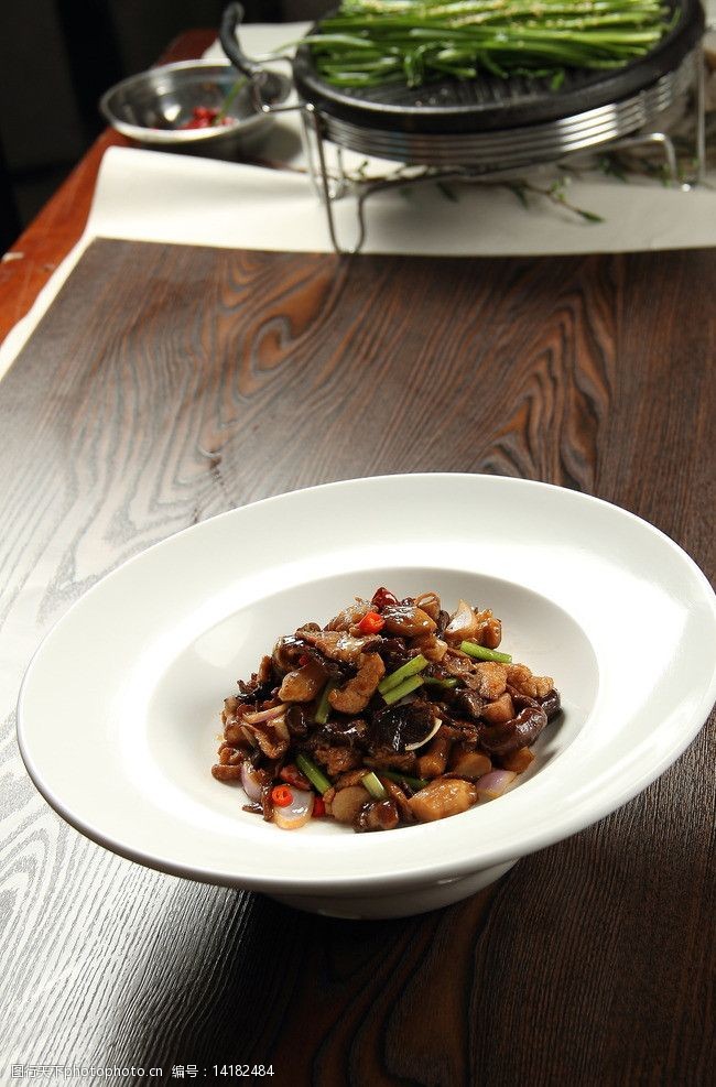 猪黑肉炒台蘑图片