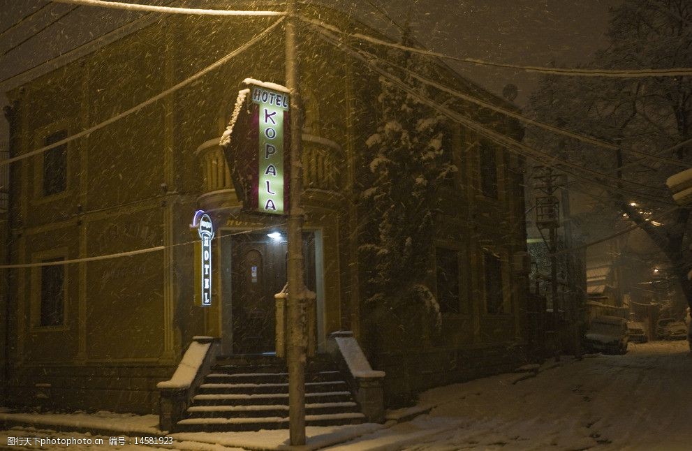 关键词:街角雪夜 格鲁吉亚 第比利斯 积雪 街道 建筑 灯光 国外旅游