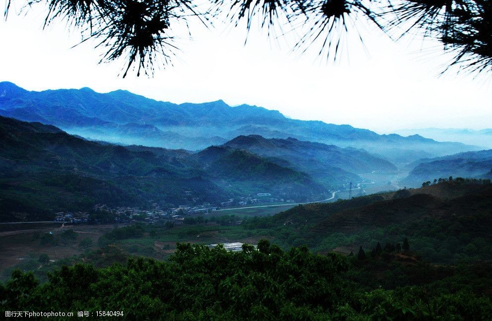 綠樹青山山谷山峰圖片