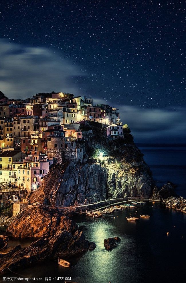 关键词:夜幕下的海边小镇 海边小镇 夜幕 灯光 全景 游轮 唯美 国外