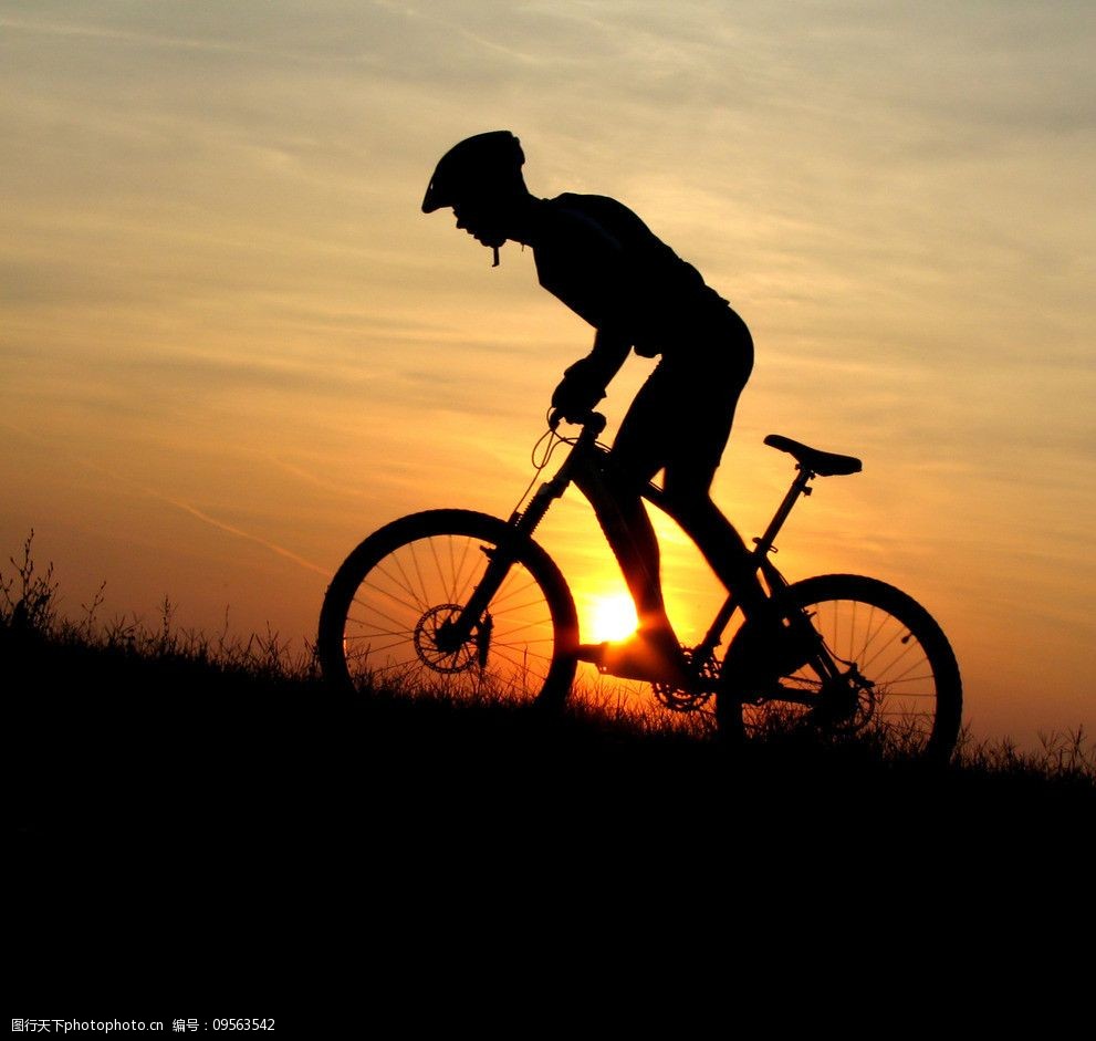 关键词:单车运动 体育运动 运动 山路 白云 蓝天 山脉 自行车 黄昏