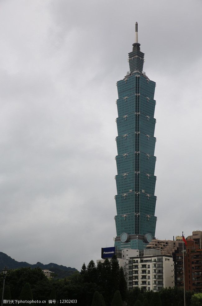 雨中臺北101大樓圖片