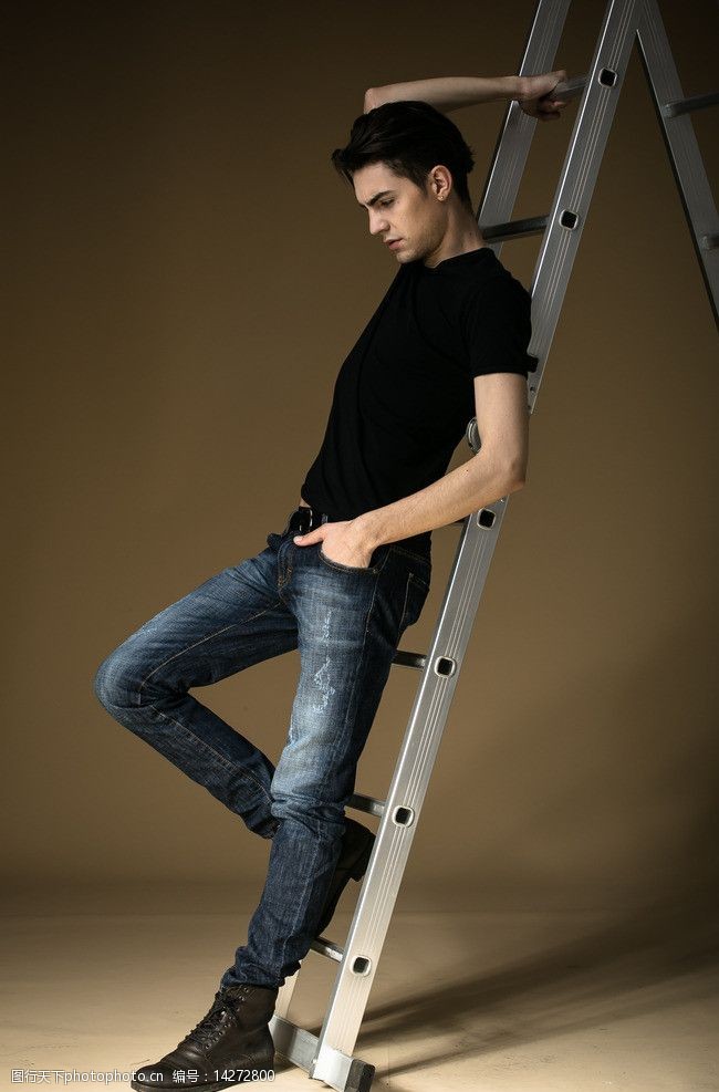 关键词:男士黑色短袖t恤 黑色t恤 短袖 男人 老外 短袖t恤 人物 人物