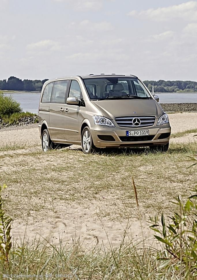 奔驰商务面包车图片
