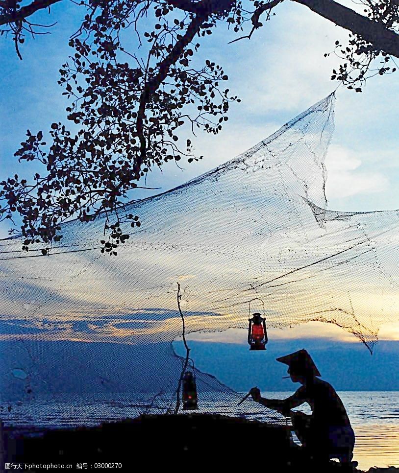渔夫织网图片