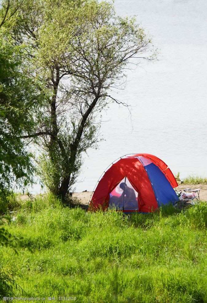 江边帐篷图片