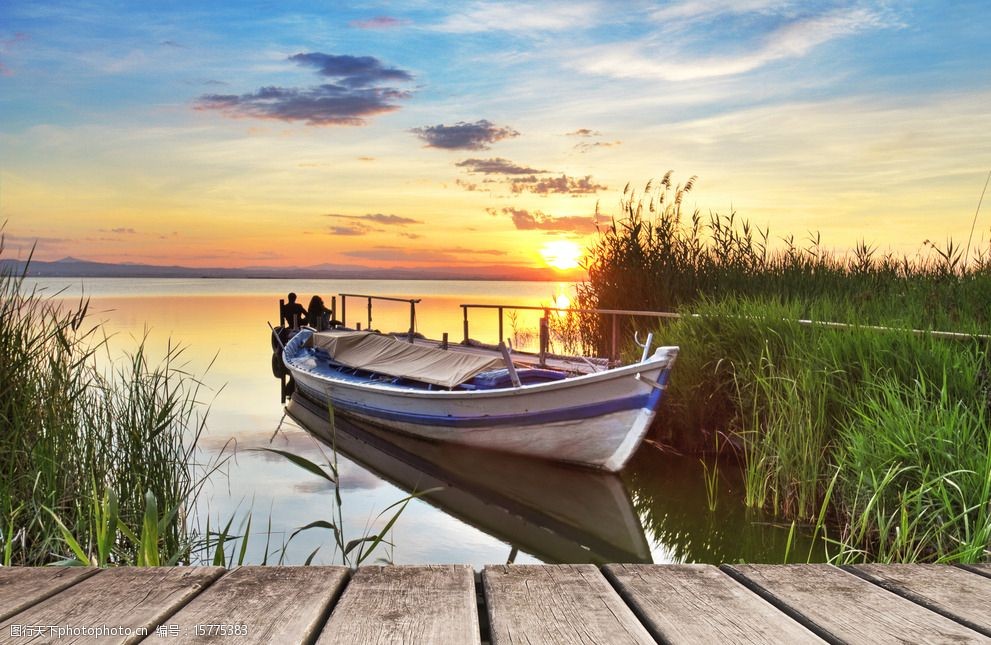 关键词:夕阳扁舟图 夕阳 扁舟 蓝天 天空 木板 水 自然风景 摄影 自然